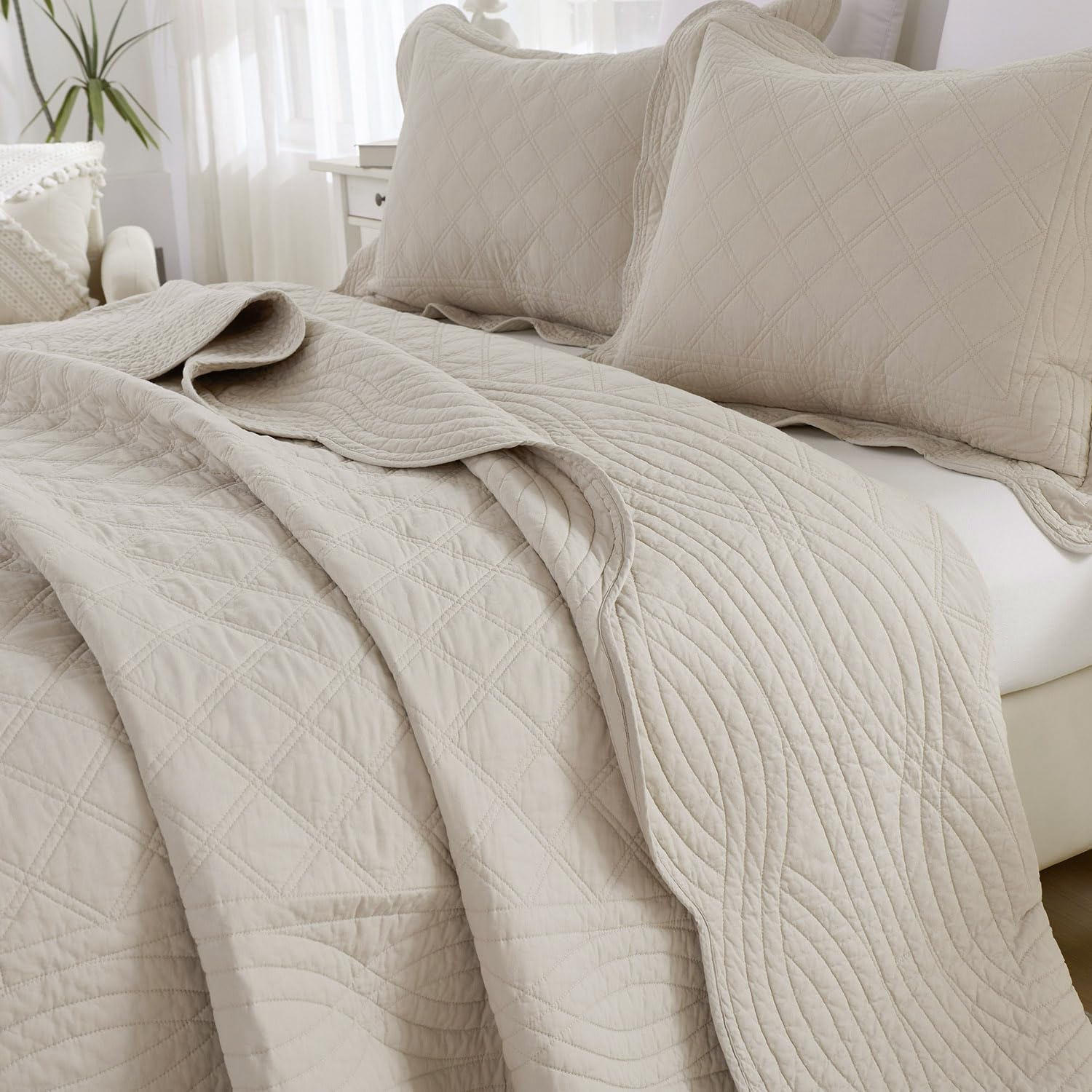 3-Piece Queen Diamond Pattern Lightweight Quilt Set