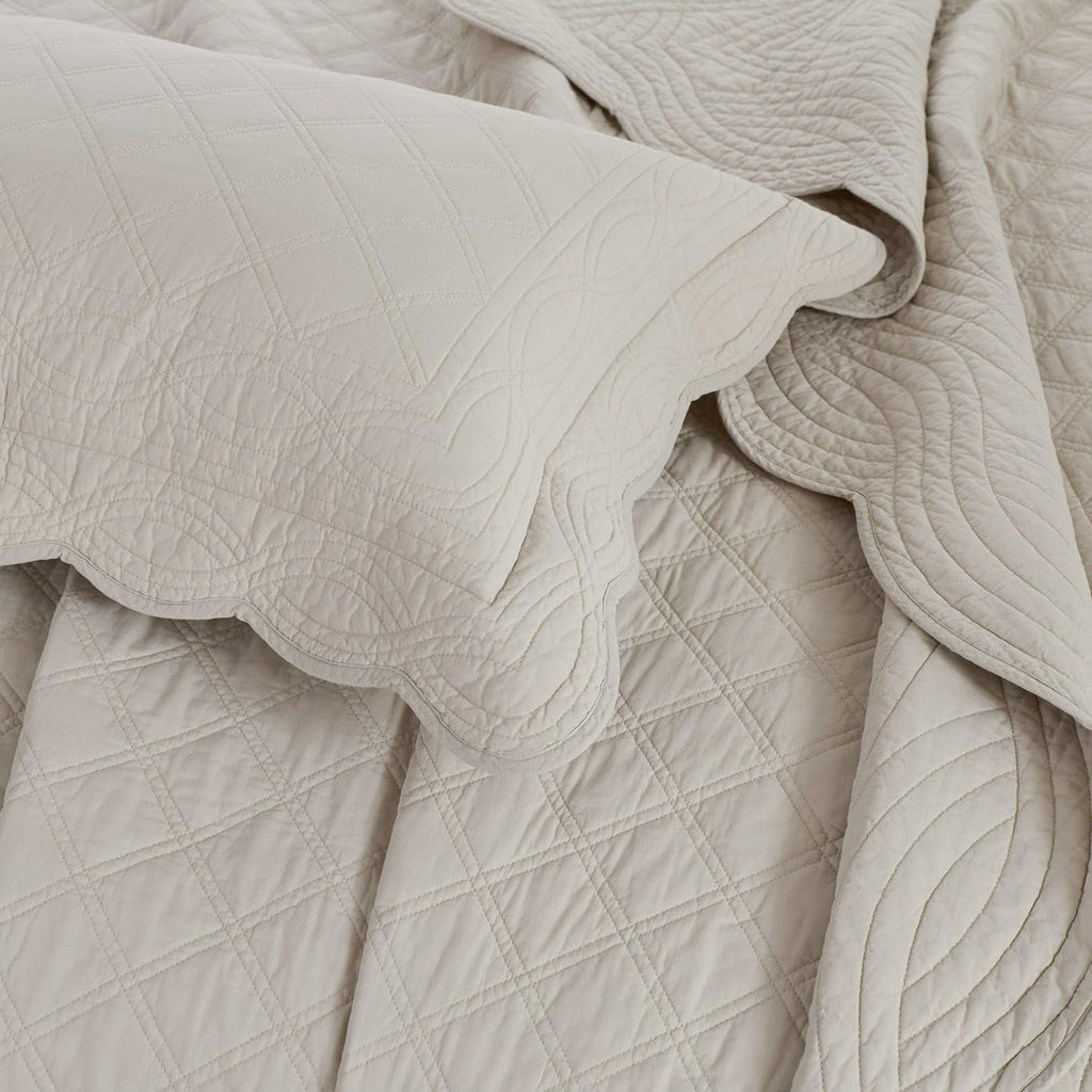 3-Piece Queen Diamond Pattern Lightweight Quilt Set