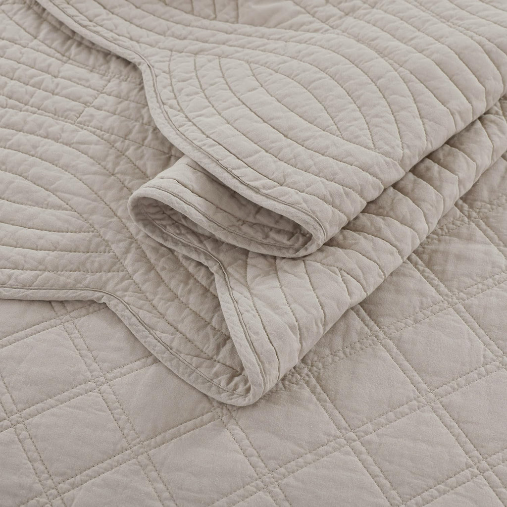 3-Piece Queen Diamond Pattern Lightweight Quilt Set